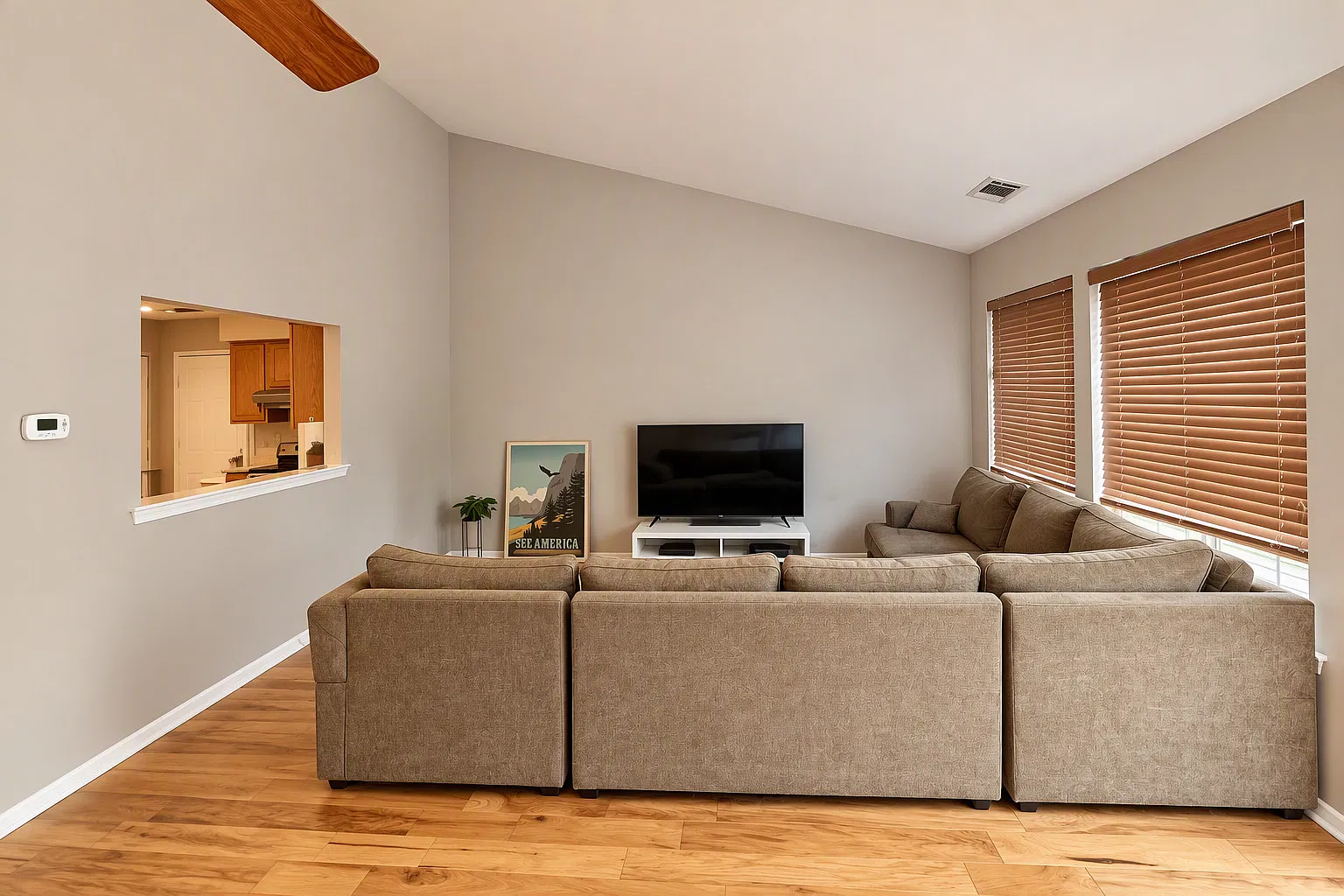2 bed, 896 sqft, $2,600 — Photo 3