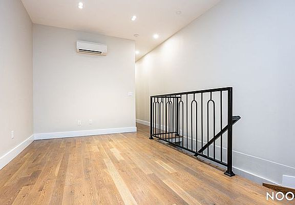 5th image of 498 Putnam Ave APT 1L