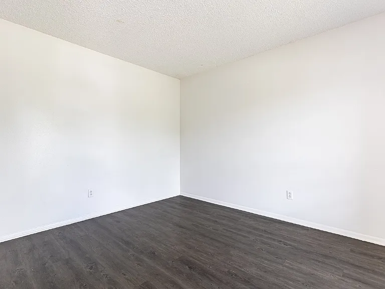 4910 Tennyson Dr — Photo 4