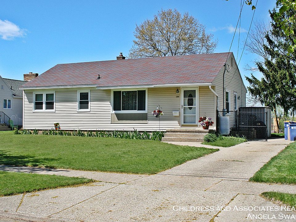 1st image of 1301 Ellsmere St NE
