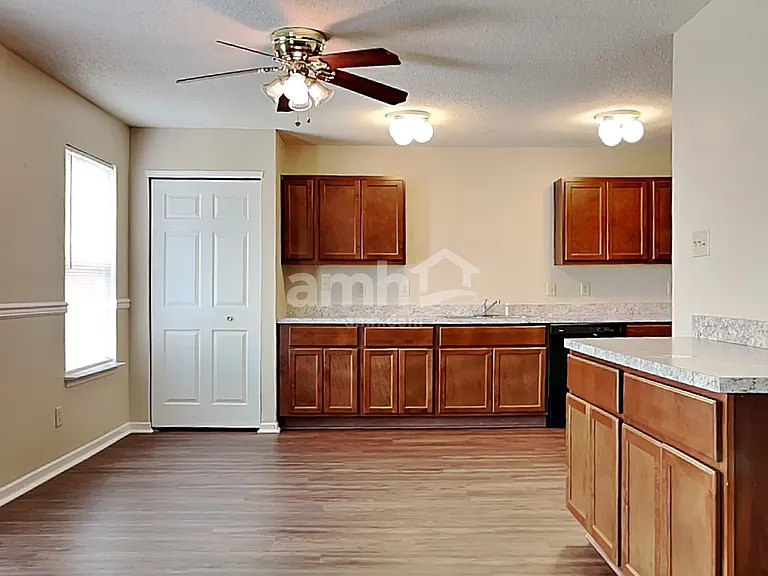 106 Frostwood Ln — Photo 4