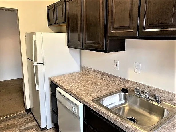 Cedarwood Apartments — Photo 17