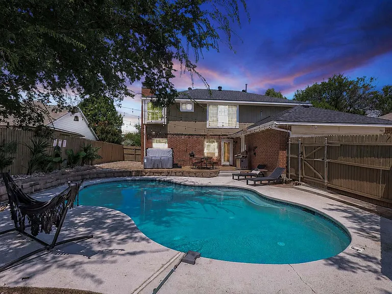 708 Azalea Dr — Photo 2