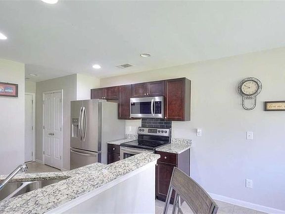 3rd image of 39 Gray Field Ct