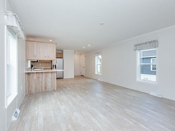 5th image of 16 South Emperor Drive