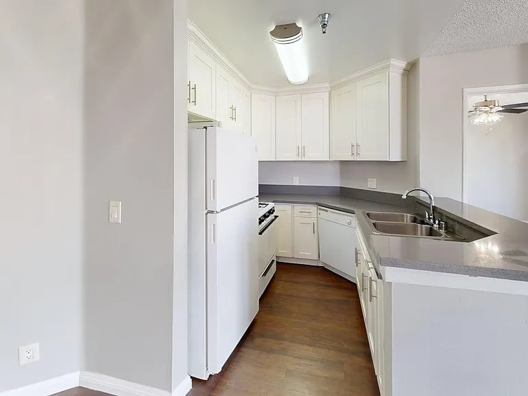 Chateau Regent Apartments — Photo 21