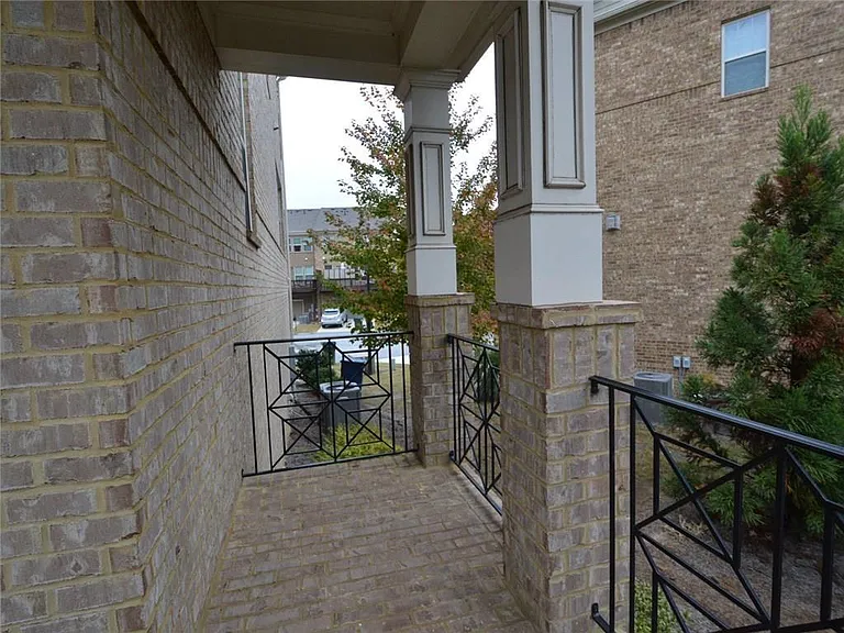 631 Greencrest Ln — Photo 32