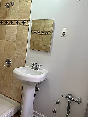 4th image of 327 E 108th St #4E