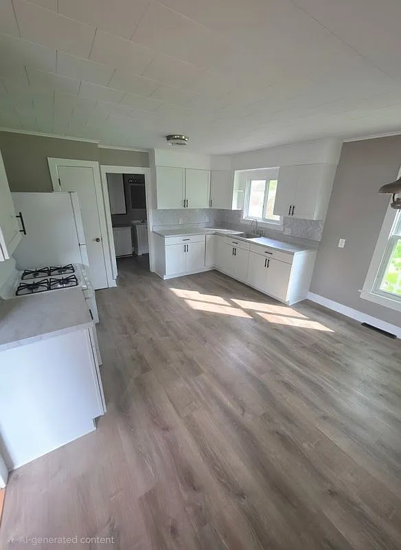 2 bed, 1.0 bath, 895 sqft, $1,300 — Photo 2