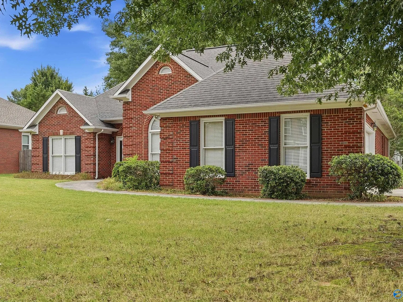 3 bed, 2.0 bath, 2007 sqft, $2,250 — Photo 2