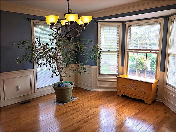 5th image of 190 Bluestone Dr