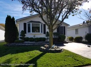 8 Brookview Ln, Manalapan, NJ 07726