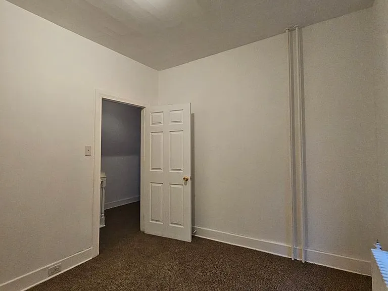 921 W Poplar St — Photo 7