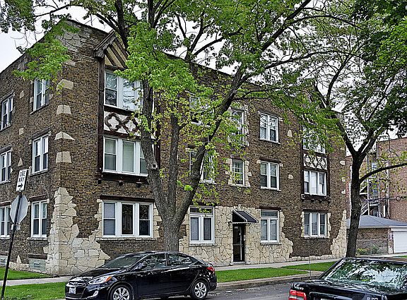 2nd image of 5614 W Wellington Ave APT 1W