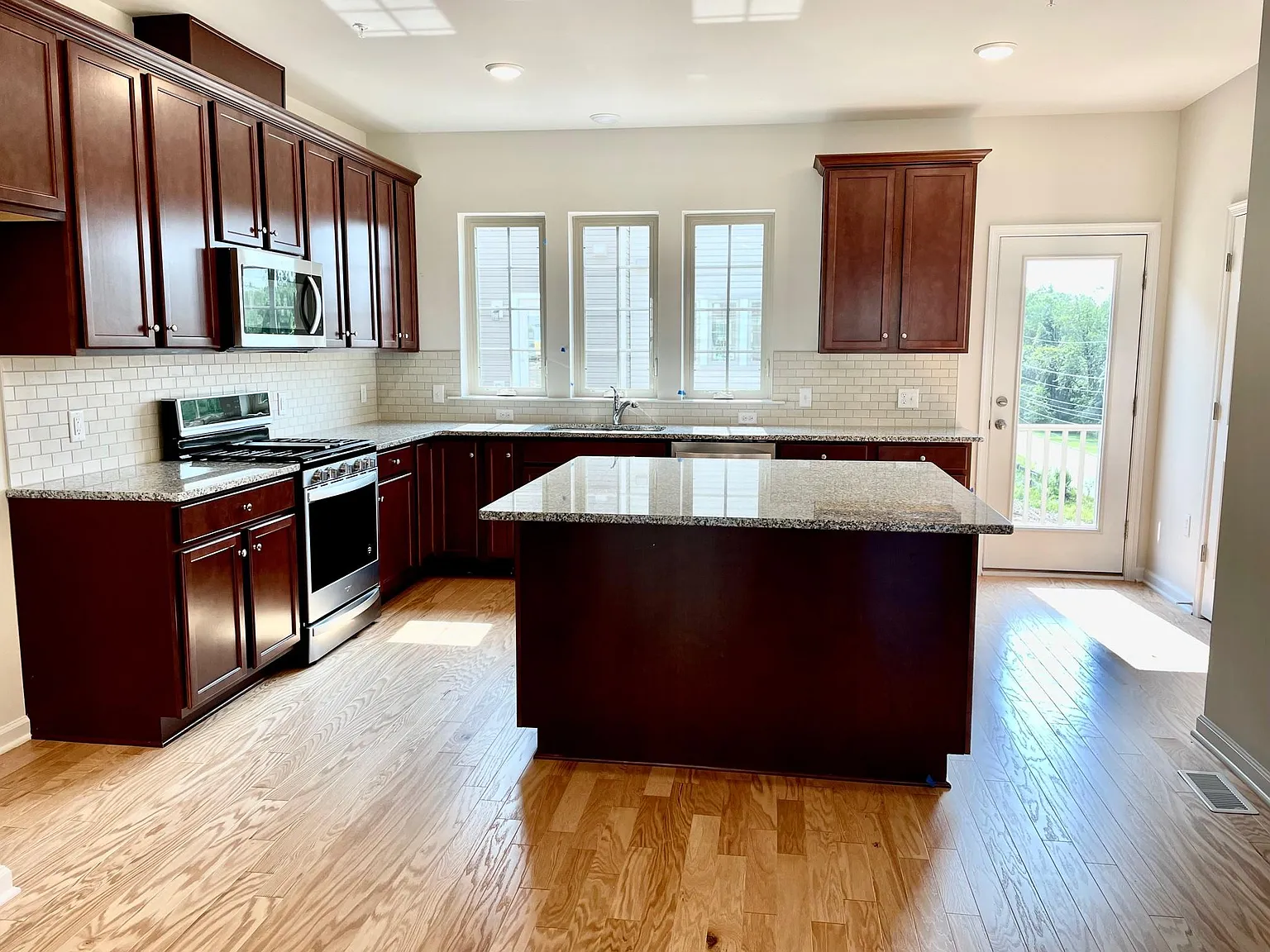 3 bed, 3.5 bath, 2000 sqft, $4,700 — Photo 4