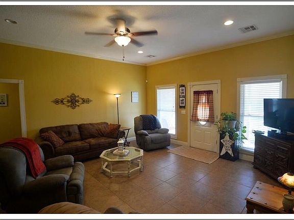 3rd image of 105 Mesquite Ave