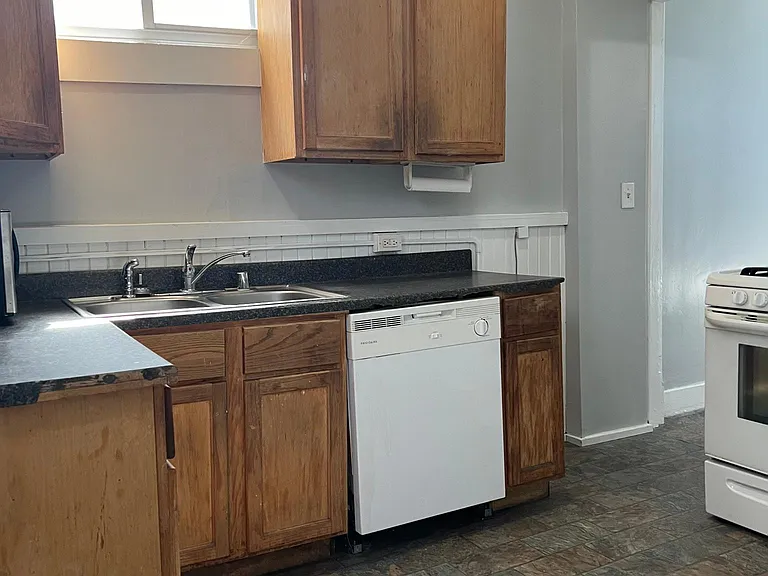 1043 S Jackson St — Photo 12