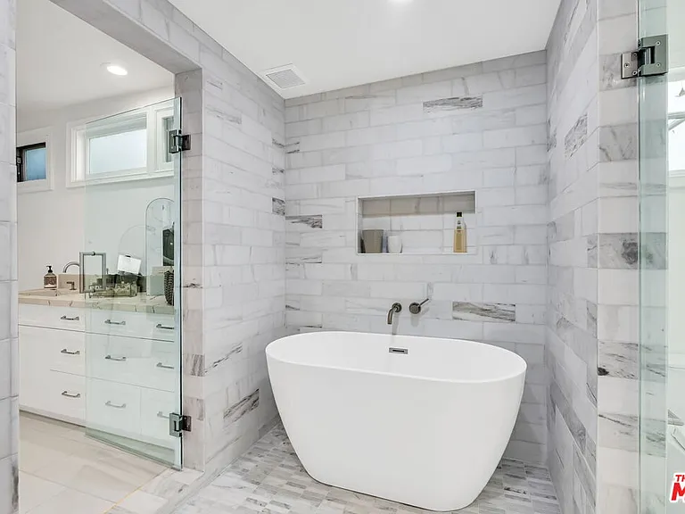 701 N Sierra Dr — Photo 14