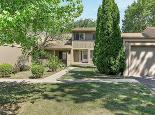 792 Oregon Trl, Roselle, IL 60172