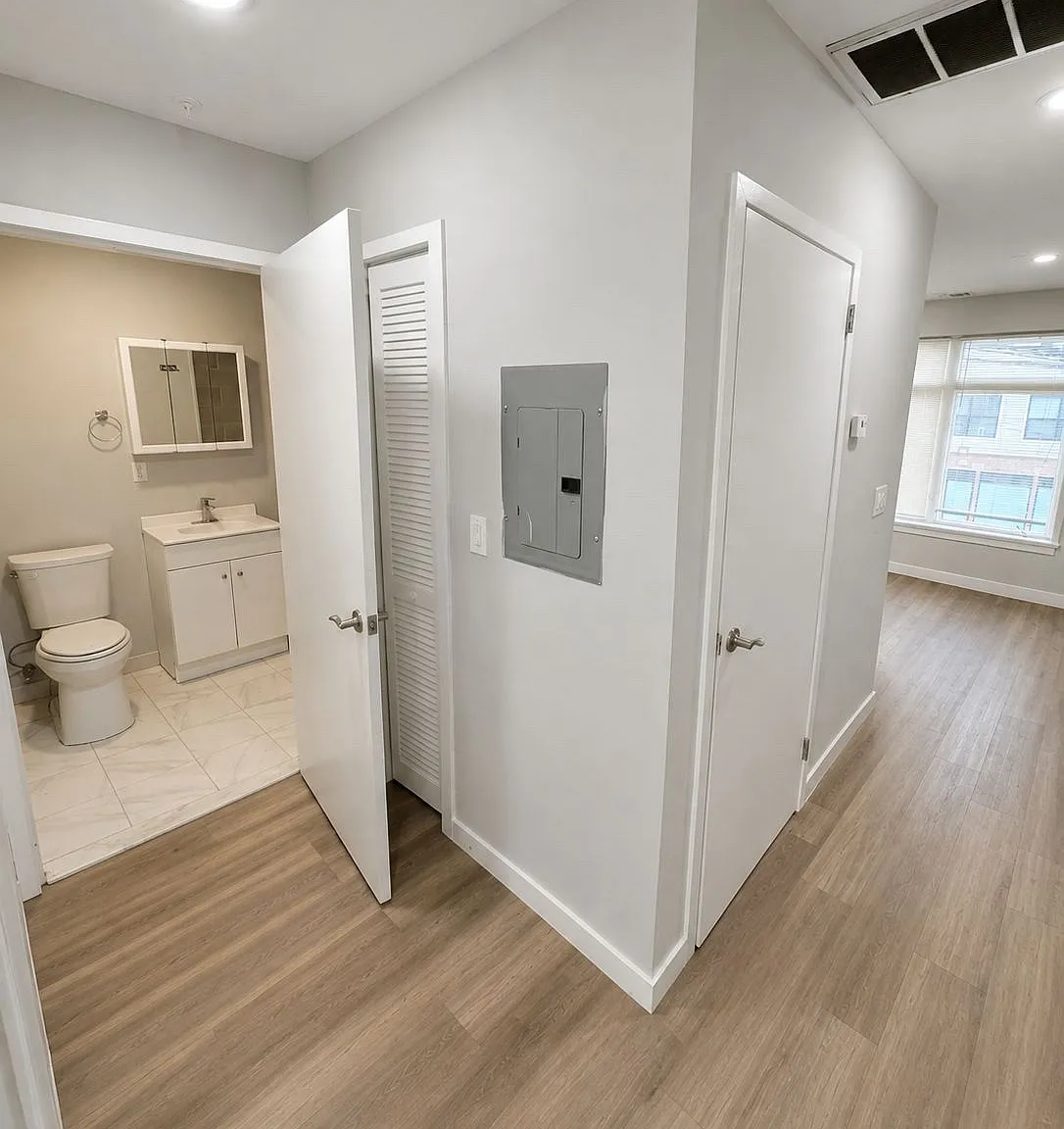 1 bed, $1,718 — Photo 4