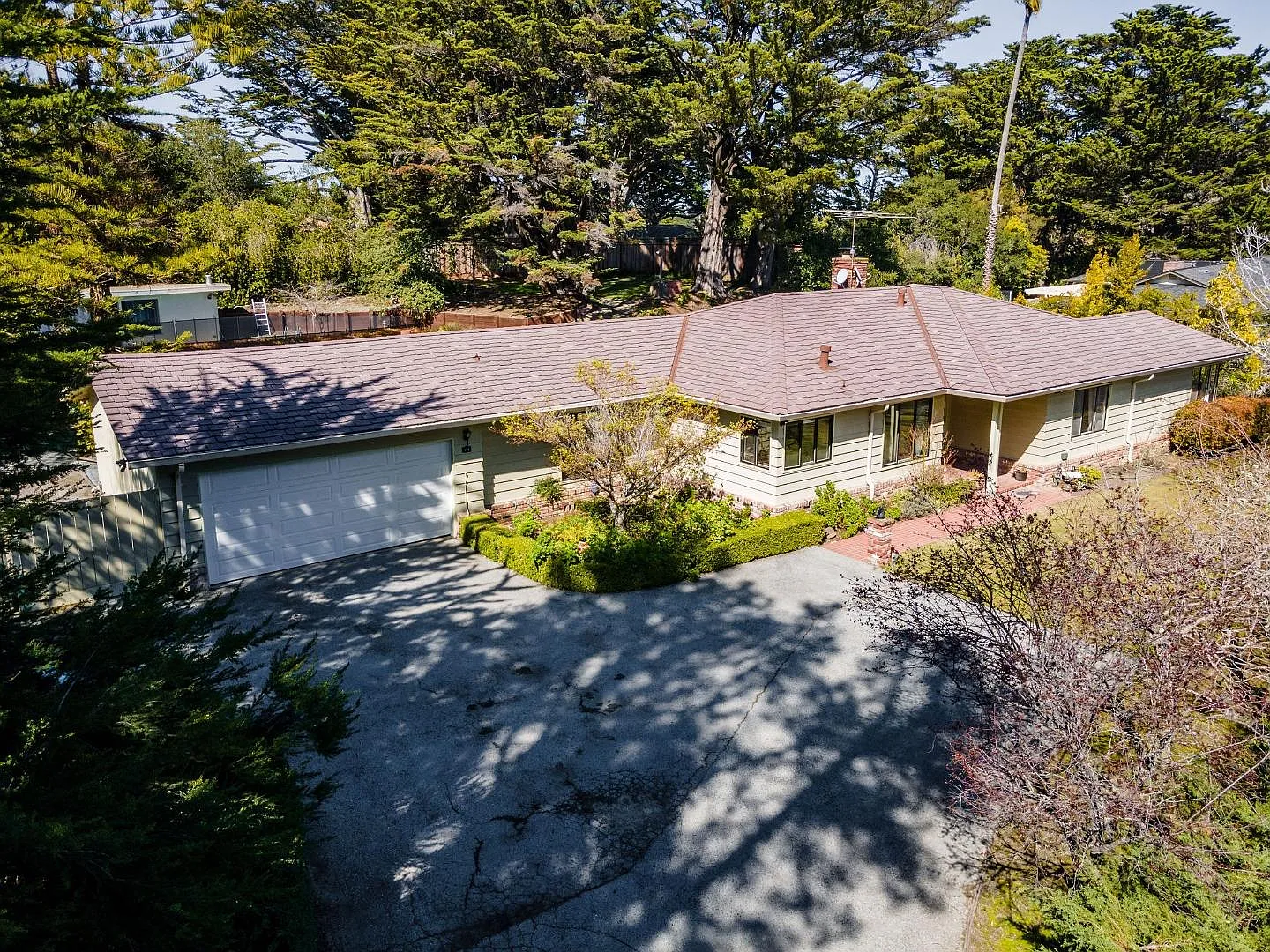 160 Denise Dr photo 1