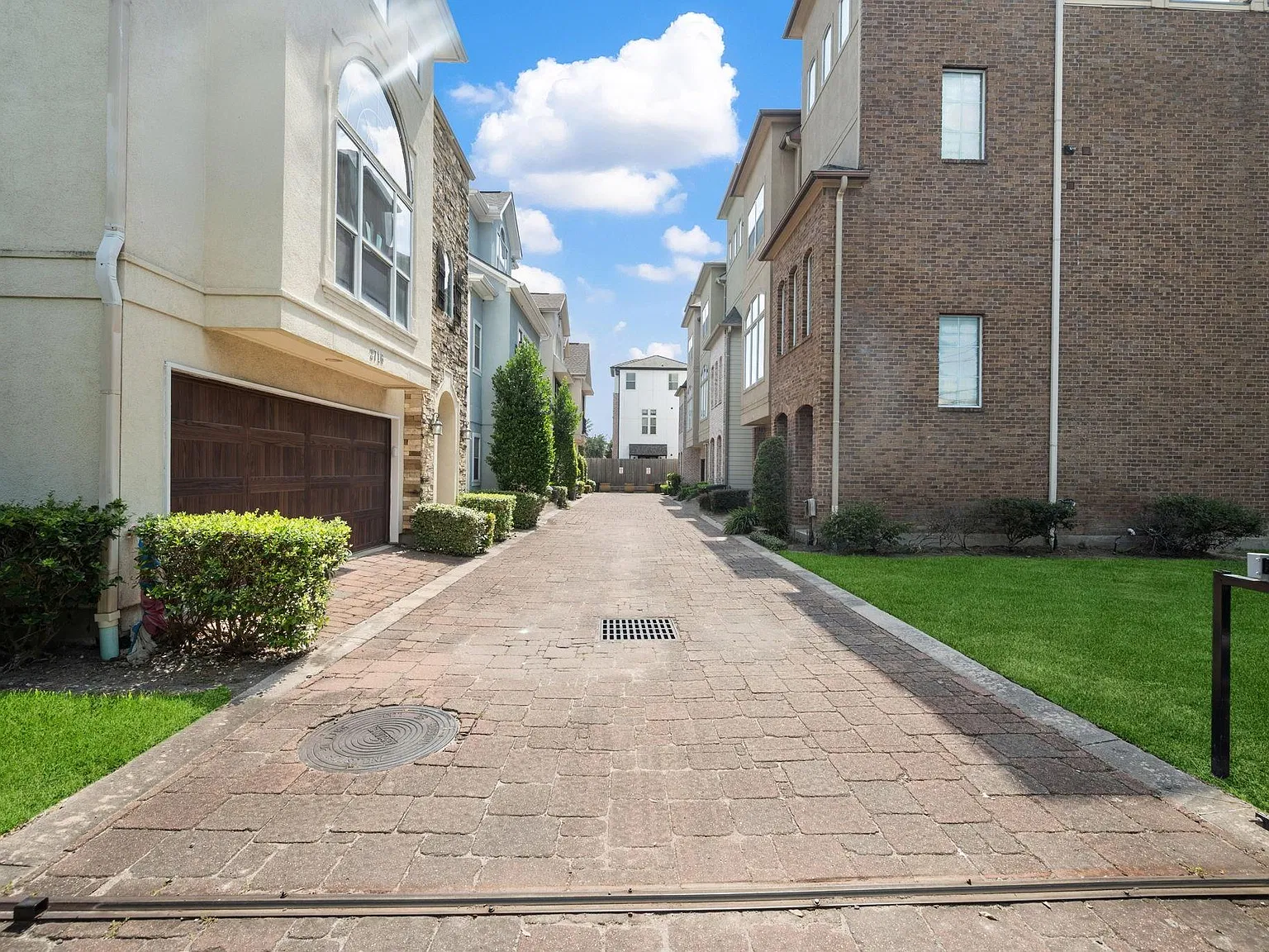 3 bed, 2.5 bath, 2704 sqft, $3,250 — Photo 2
