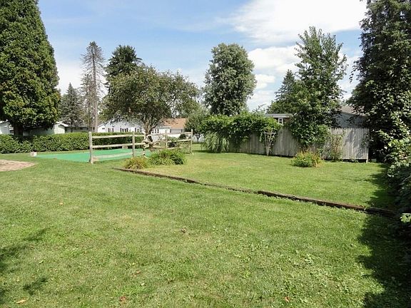 3rd image of 404 W Plum St