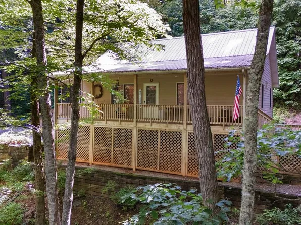 209 Seminole Dr, Whittier, NC 28789