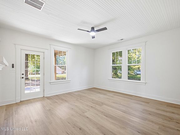 5th image of 108 Camille St