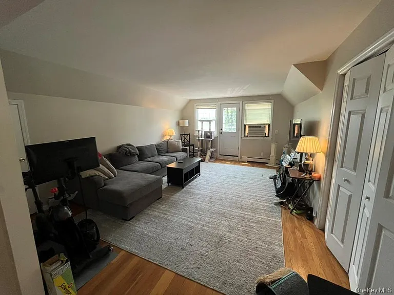551 W Walnut St #UPPER — Photo 5
