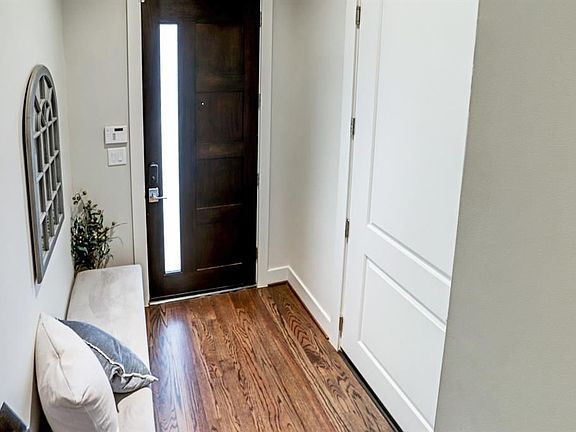 3rd image of 1004 California St #301