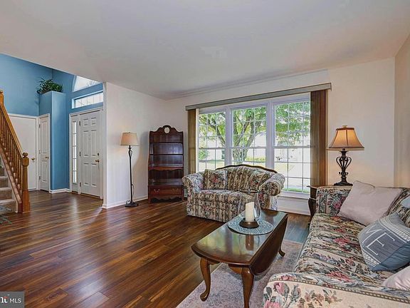 3rd image of 64 Jennifer Ln