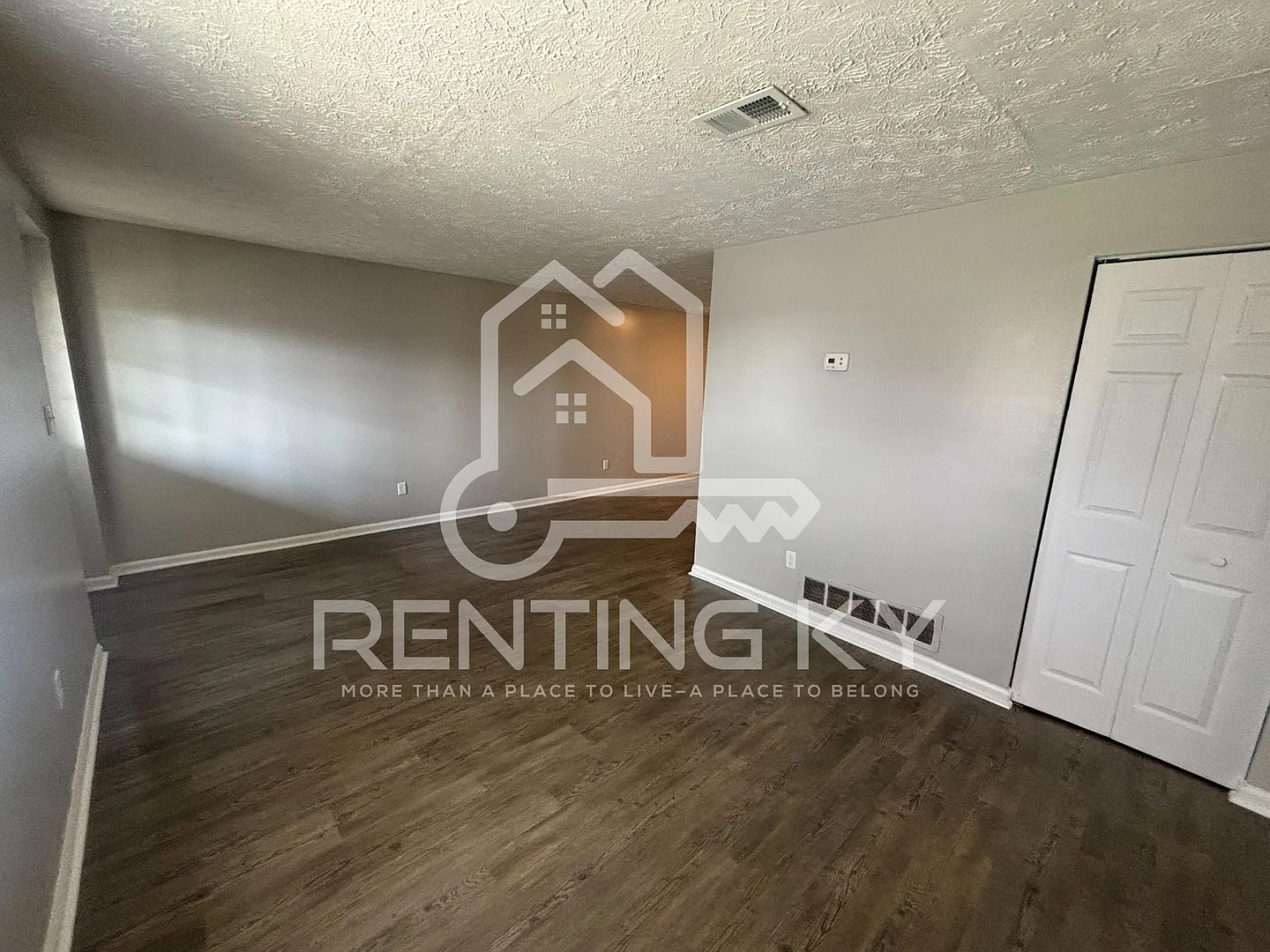 Townhomes in Richmond-Prime Location Close to Shopping, Dining, & More — Photo 4