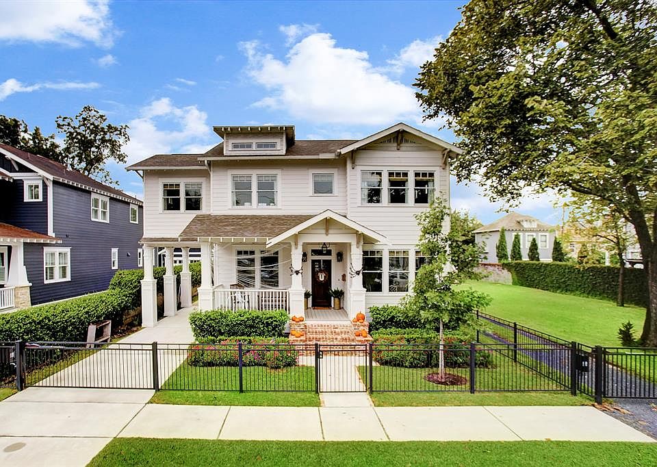 This beautiful Craftsman Style Home was built in 2015 by Modern Bungalow.
