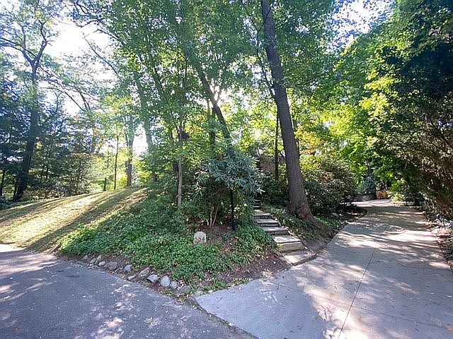 1st image of 584 Woodside Dr