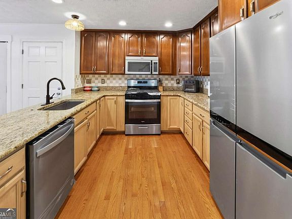 4th image of 206 Comstock Ct