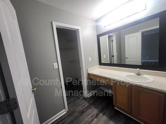 4th image of 624 Oakland Hills Dr