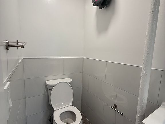 4th image of 1601 York Ave APT 1A