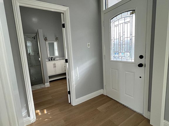 Entry way with access to jack & jill bathroom