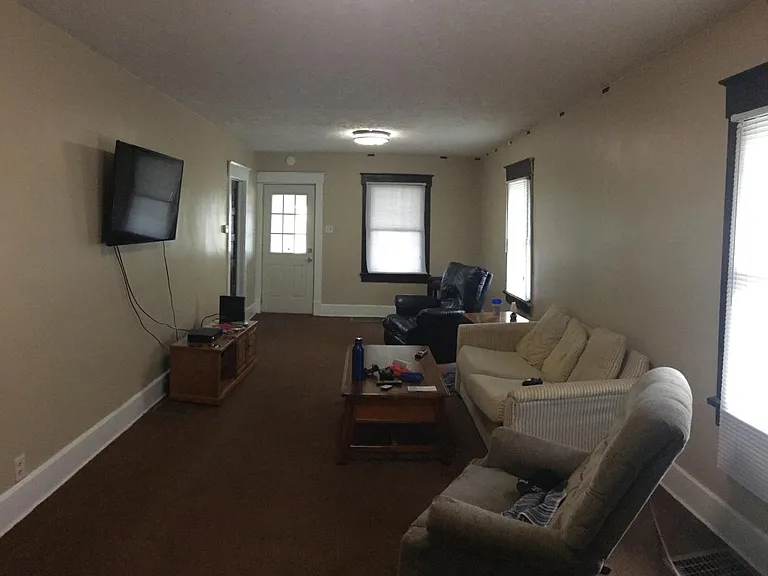 1109 W Marsh St — Photo 2
