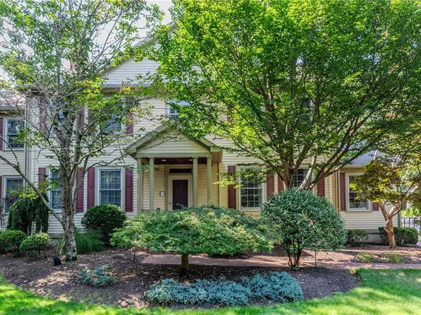 9 Wingate Rd, Lincoln, RI 02865