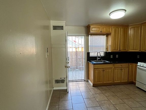 2nd image of 120 & 126 Redwood Ave #120-4