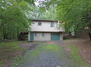 202 Saunders Dr, Bushkill, PA 18324