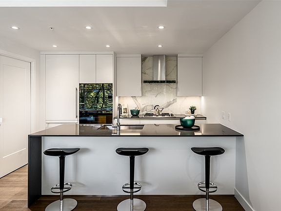 5th image of 717 W 17th Ave #204
