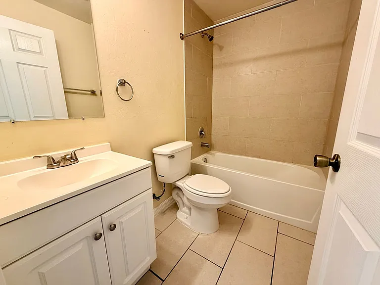 1044 NE 8th Pl — Photo 9