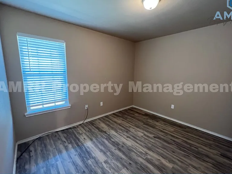 2509 N Ave N — Photo 5