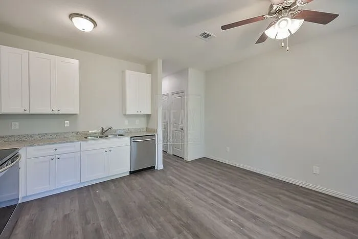 1616 Ash Crescent St — Photo 16
