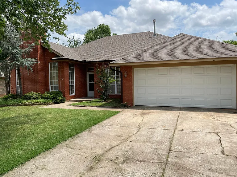 320 Albany Dr — Photo 1