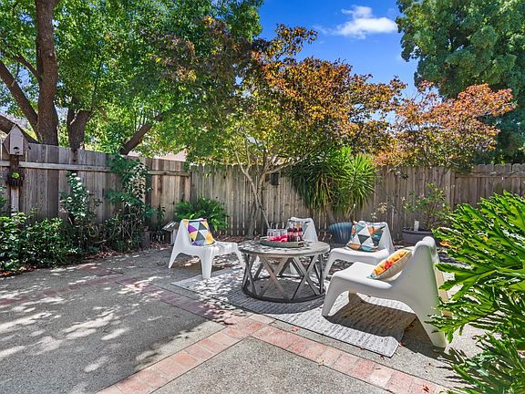 3rd image of 424 Lilac Court