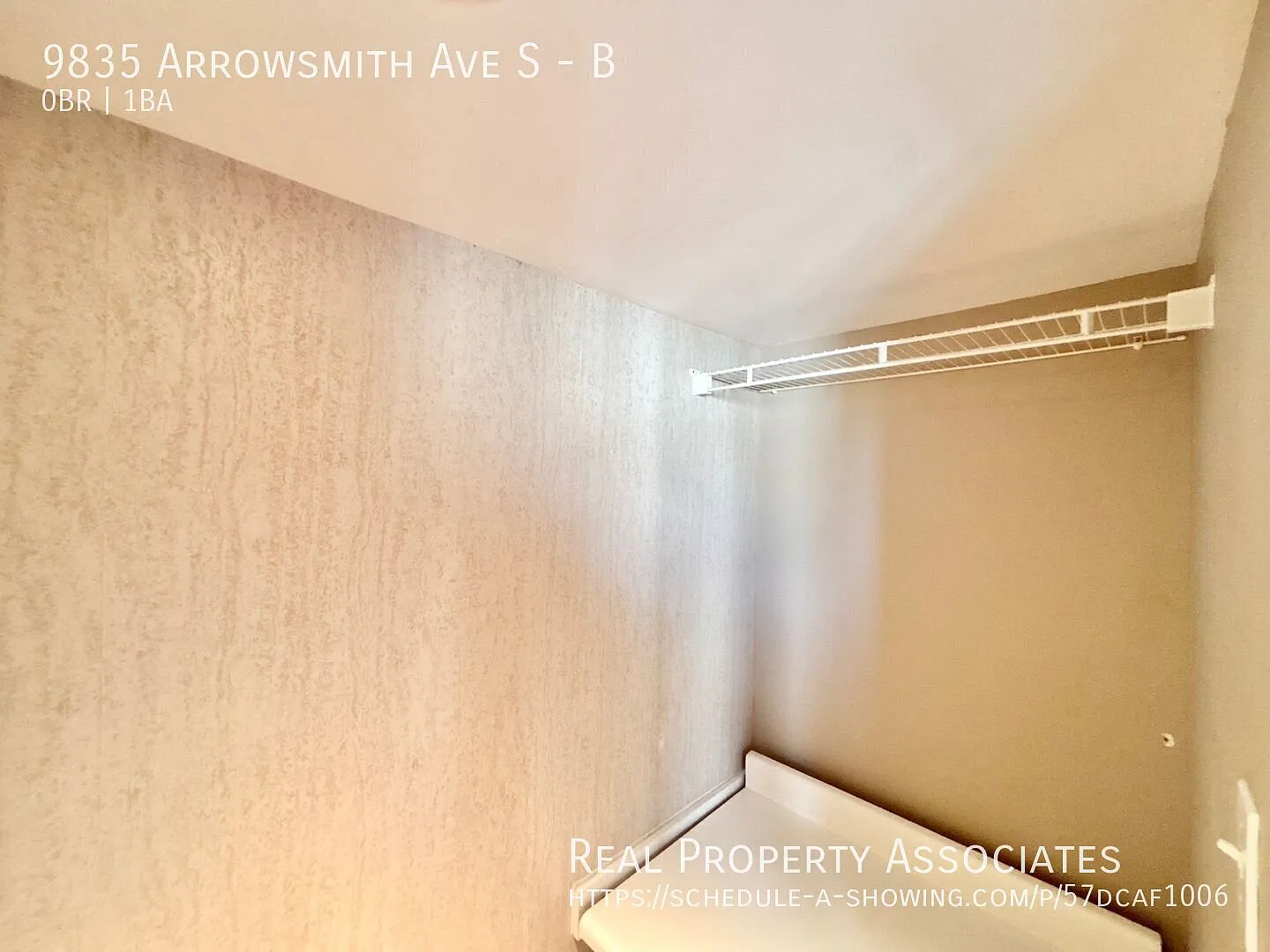 Spacious Duplex Studio **One Car Garage & AC In Unit** — Photo 3